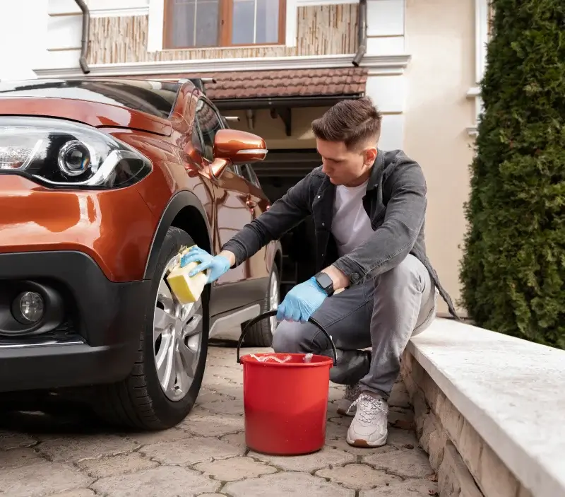 Lavage auto à domicile Beaumont-sur-Oise : professionnel intervenant sur un véhicule